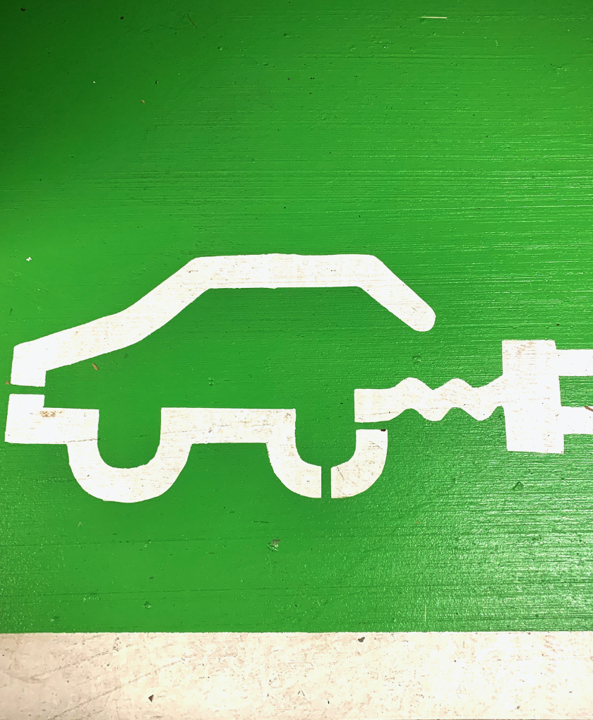 Should you switch to an electric car? Let’s find out together by weighing out the pros and cons.