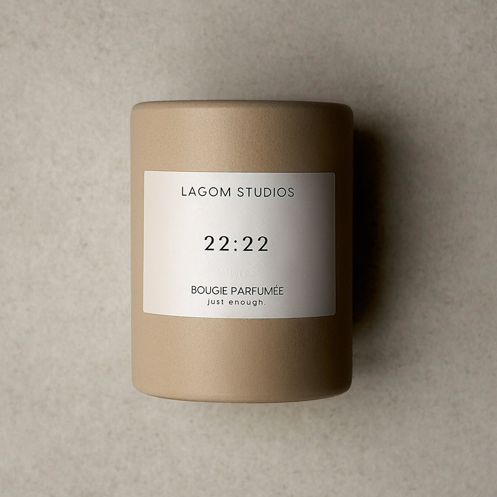 Lagom Studios_Vegane Duftkerze im Keramikgefäß_Beige_Lavendel_Mindfulness Collection